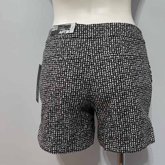 Shorts Black White Grid Pattern, Size 2 - Picture 2 of 9